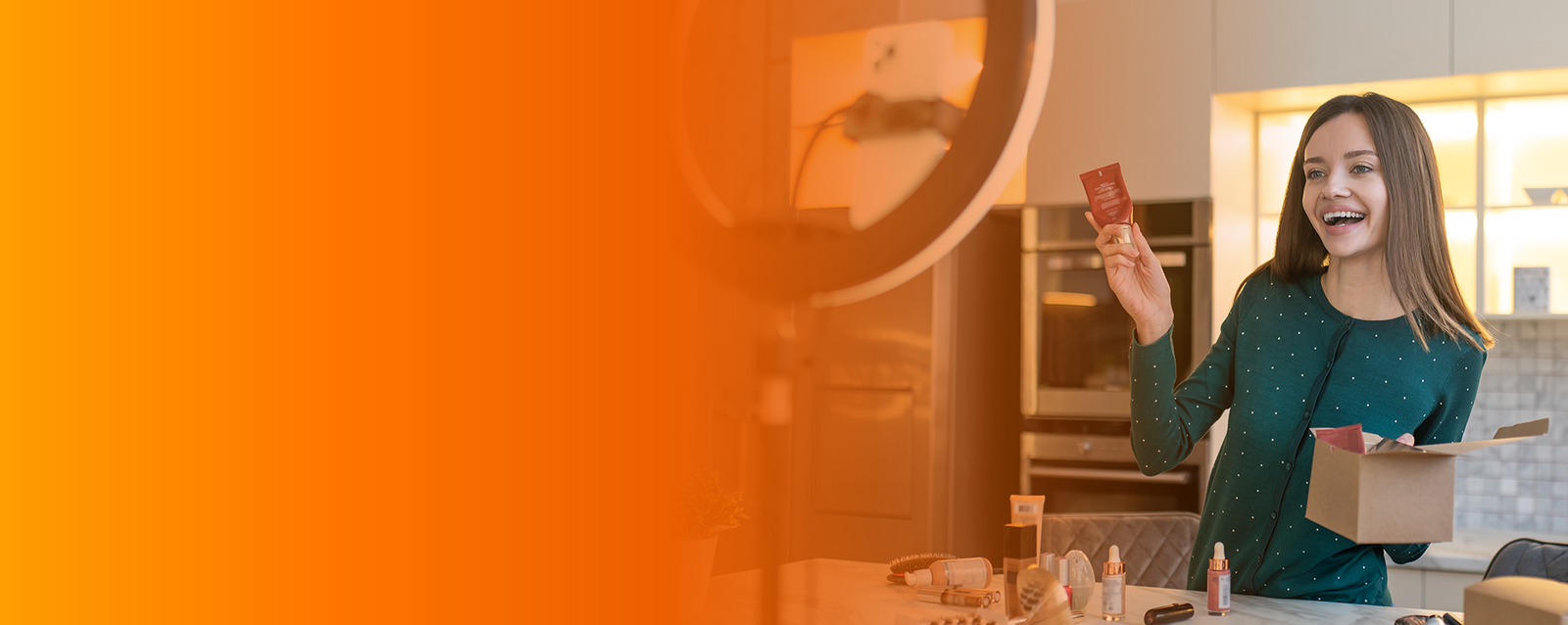 Influencer de belleza mostrando un producto de maquillaje en un unboxing durante una sesión exitosa de Live Shopping.