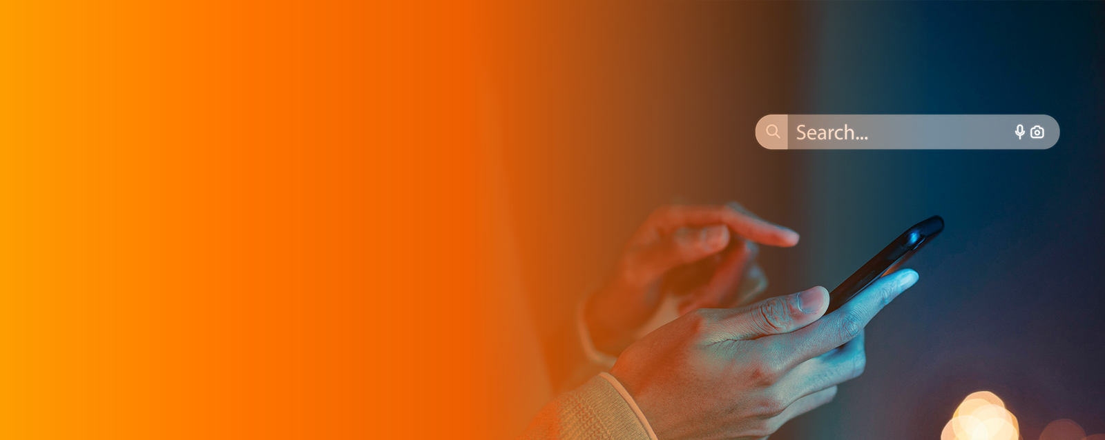 Manos sosteniendo un smartphone mientras aparece una barra de búsqueda con iconos de voz y cámara, representando búsqueda con inteligencia artificial