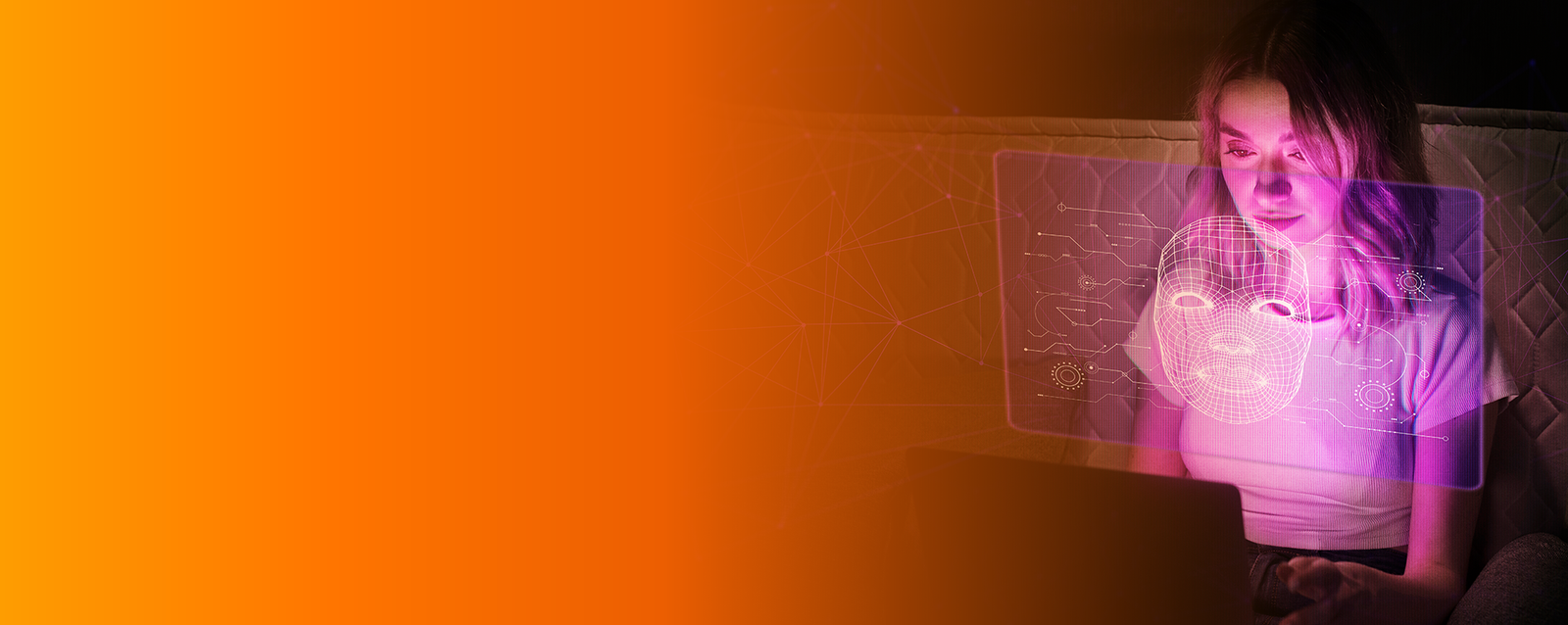 Mujer frente a una laptop con una interfaz gráfica de IA que simboliza la hiperpersonalización y el análisis de datos del cliente para las ventas de 2025.