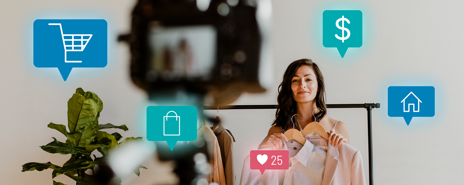 Mujer presentando ropa en una transmisión de Live Shopping con íconos de compra y venta a su alrededor.