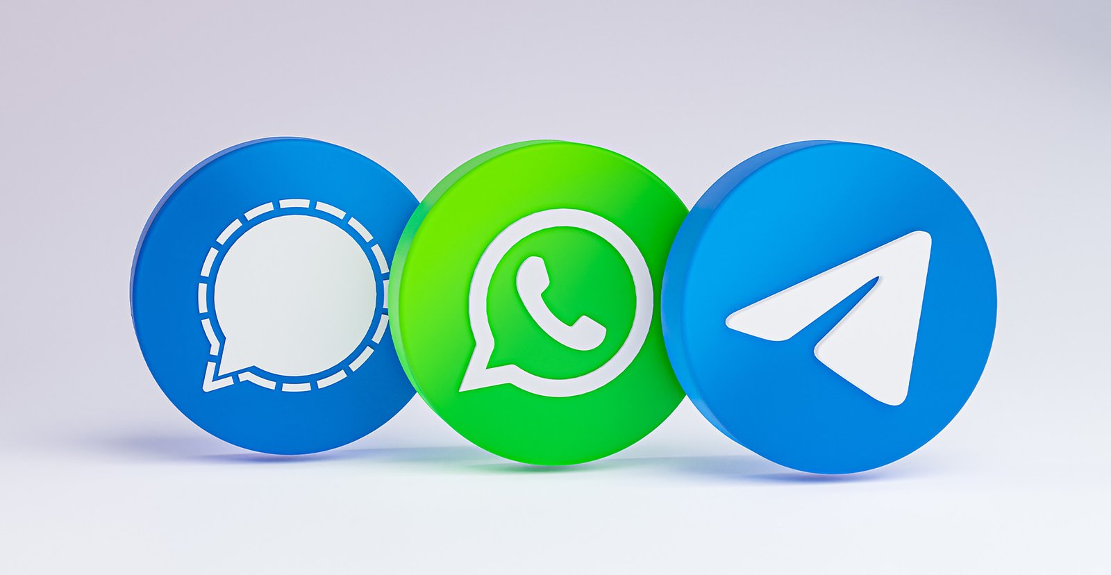Íconos 3D de Signal, WhatsApp y Telegram que representan apps de mensajería empresarial y su seguridad.